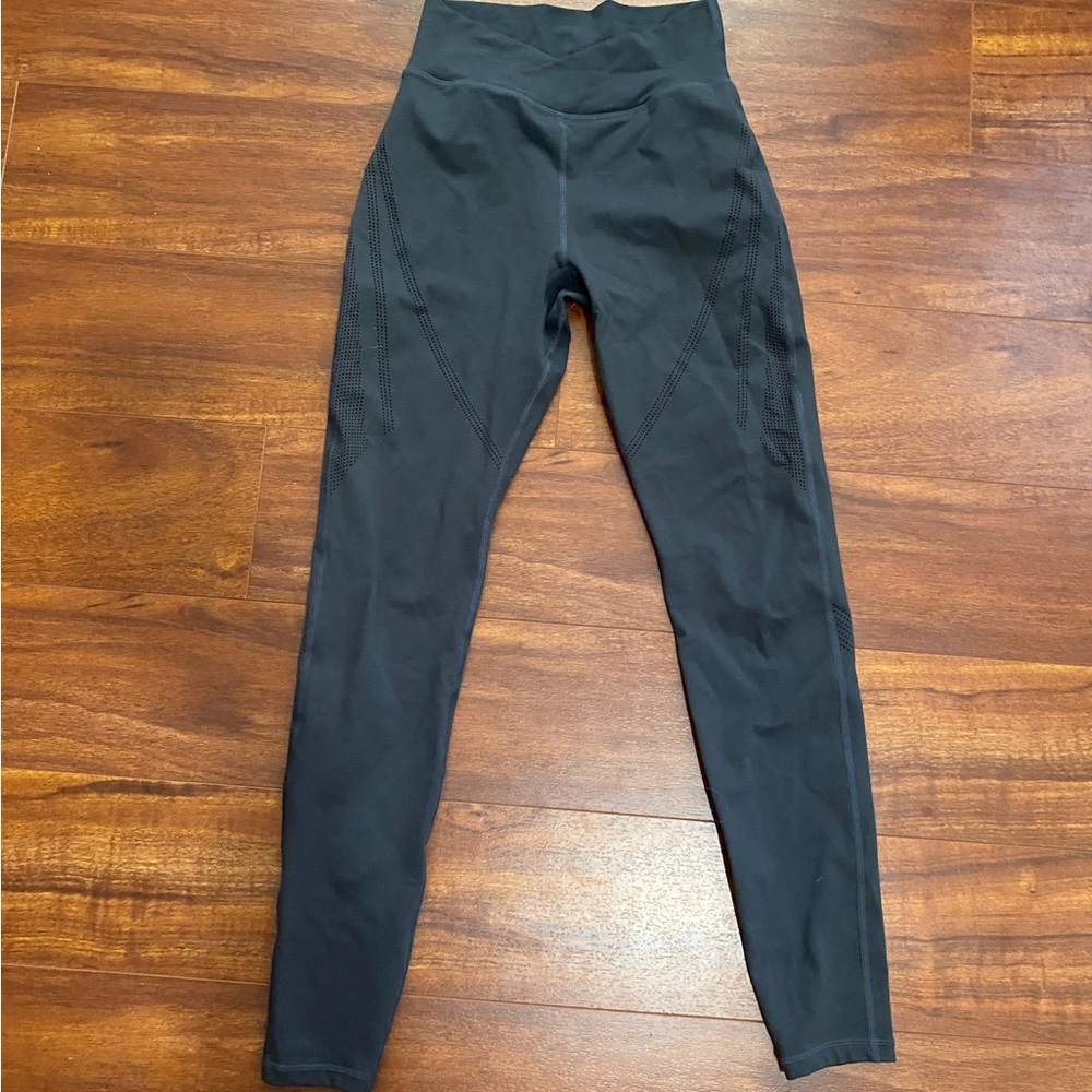 Alphalete Surface Path Laser-Cut Legging - Dark Grey